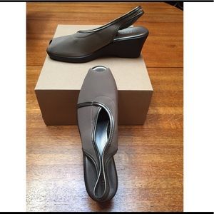 Munro American Jesse Sandals Taupe size 8M